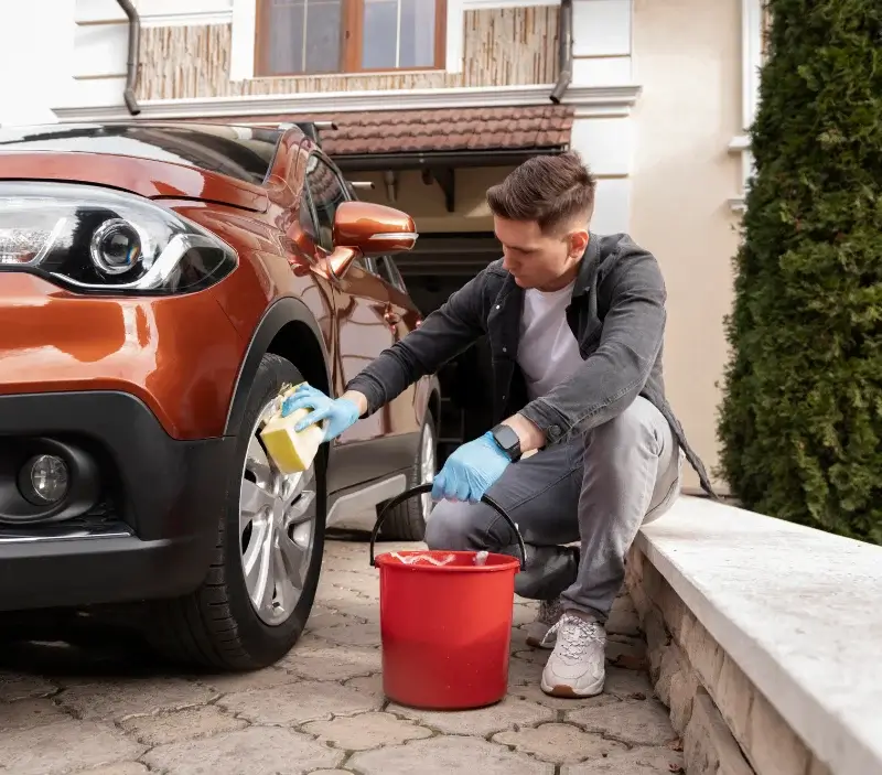 Lavage auto à domicile Naussac-Fontanes : professionnel intervenant sur un véhicule